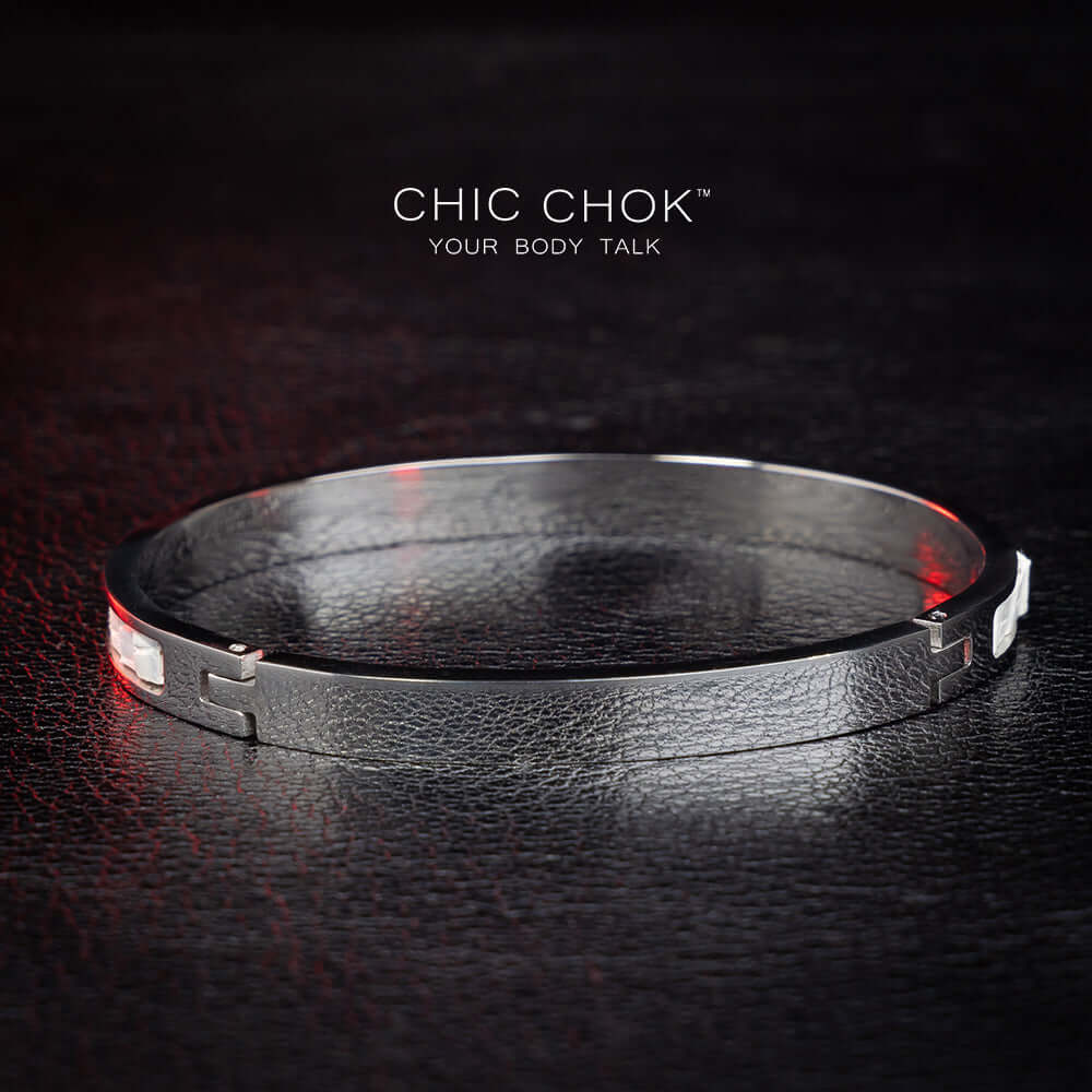 chicchok stainless steel bracelet featuring a sleek white textured inlay. This elegant and modern design offers a sophisticated touch, perfect for everyday and special occasions.