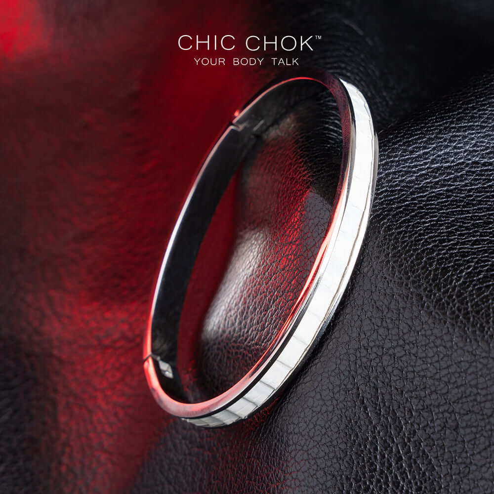 chicchok stainless steel bracelet featuring a sleek white textured inlay. This elegant and modern design offers a sophisticated touch, perfect for everyday and special occasions.