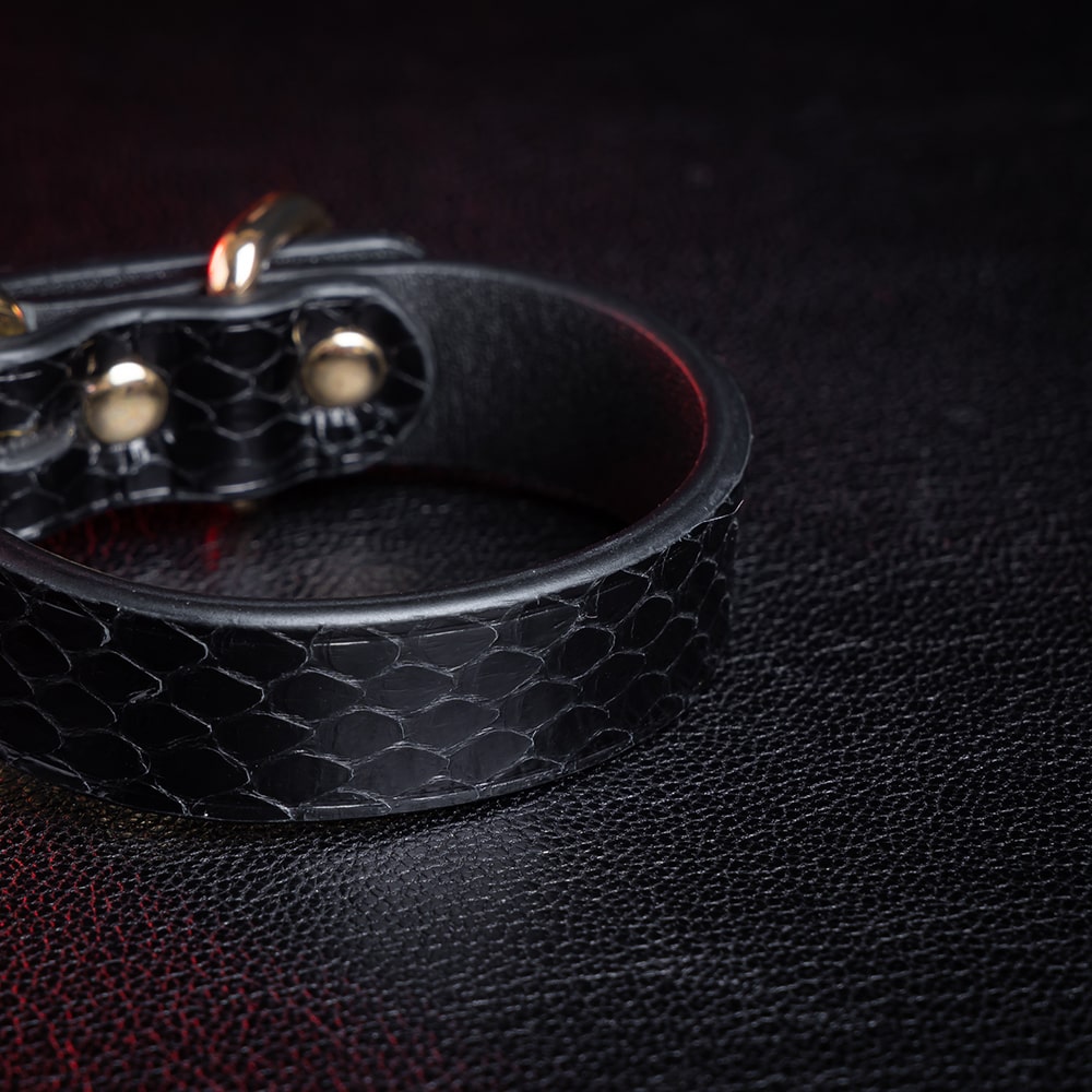 Genuine leather bracelets, available in a variety of colors, handmade.