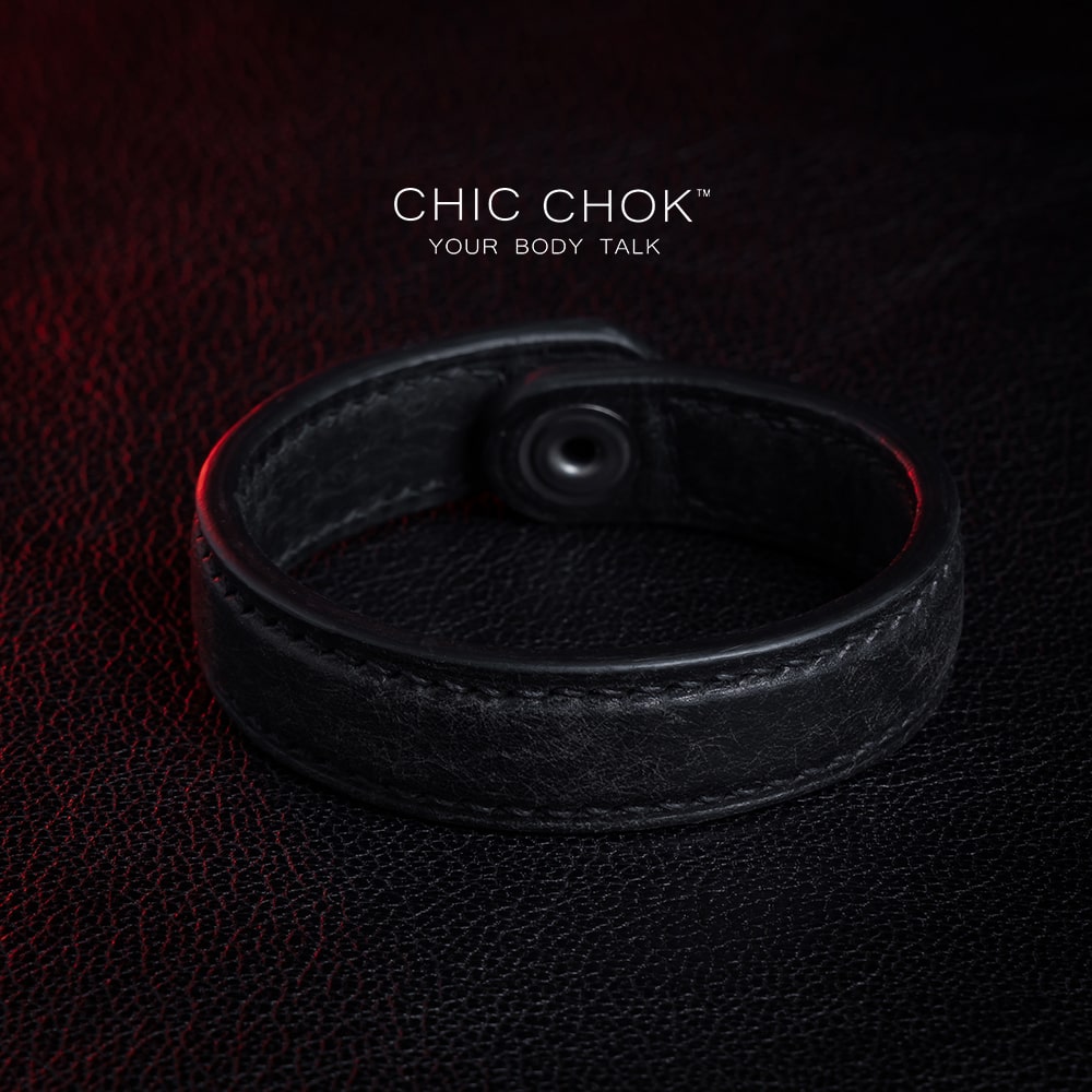 Italian vintage genuine leather bracelet, non-adjustable, available in multiple colors, matte black metal buckle, highlighting the low-key luxury style.