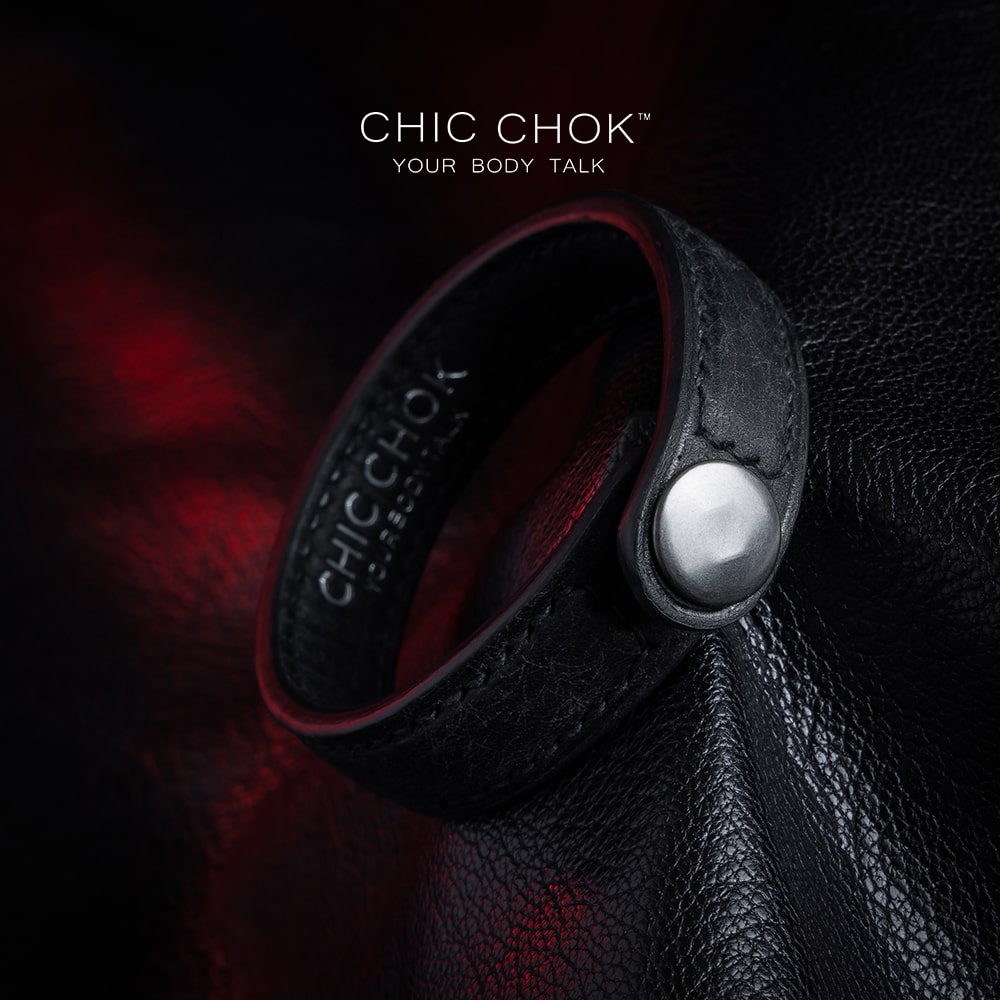 Italian vintage genuine leather bracelet, non-adjustable, available in multiple colors, matte black metal buckle, highlighting the low-key luxury style.