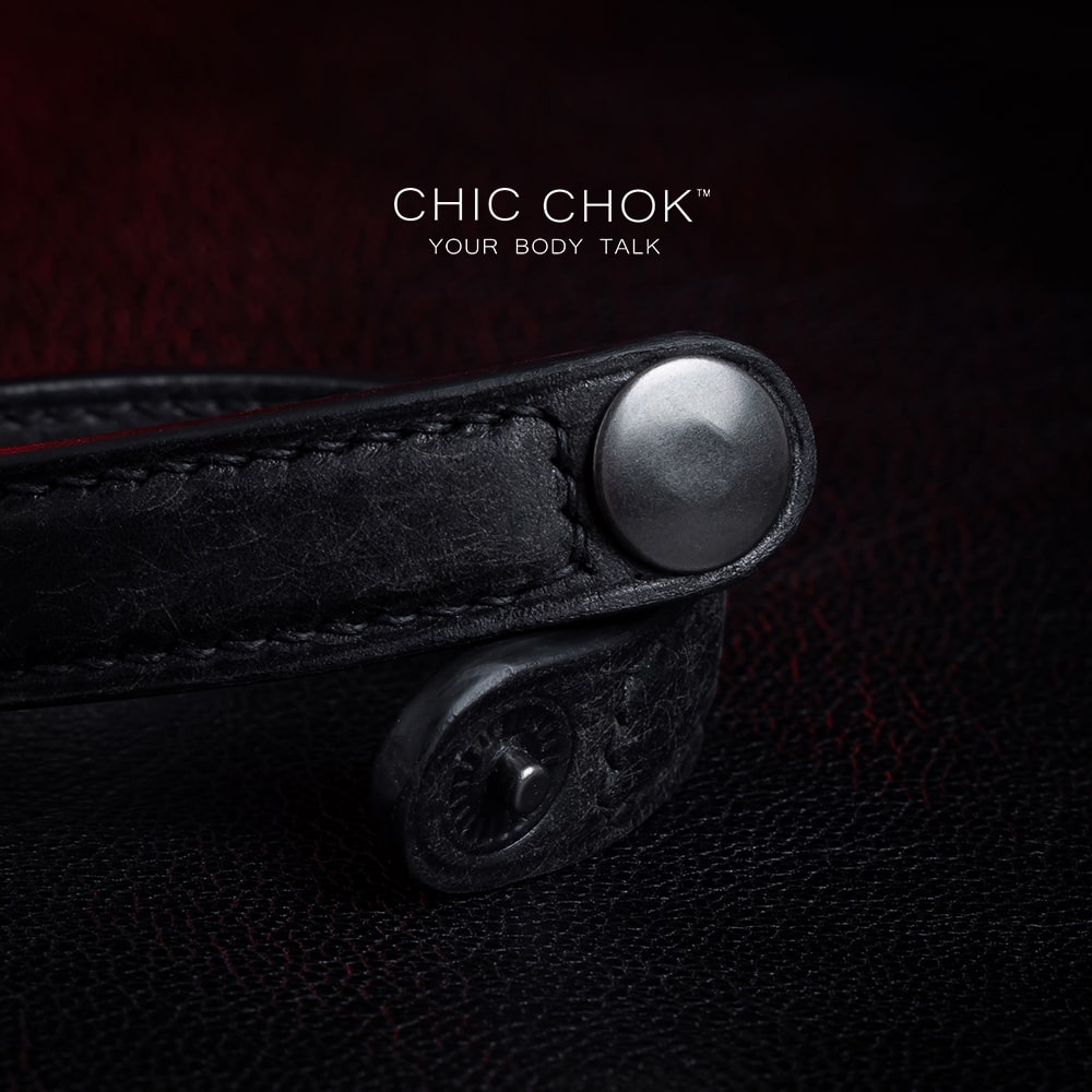 Italian vintage genuine leather bracelet, non-adjustable, available in multiple colors, matte black metal buckle, highlighting the low-key luxury style.