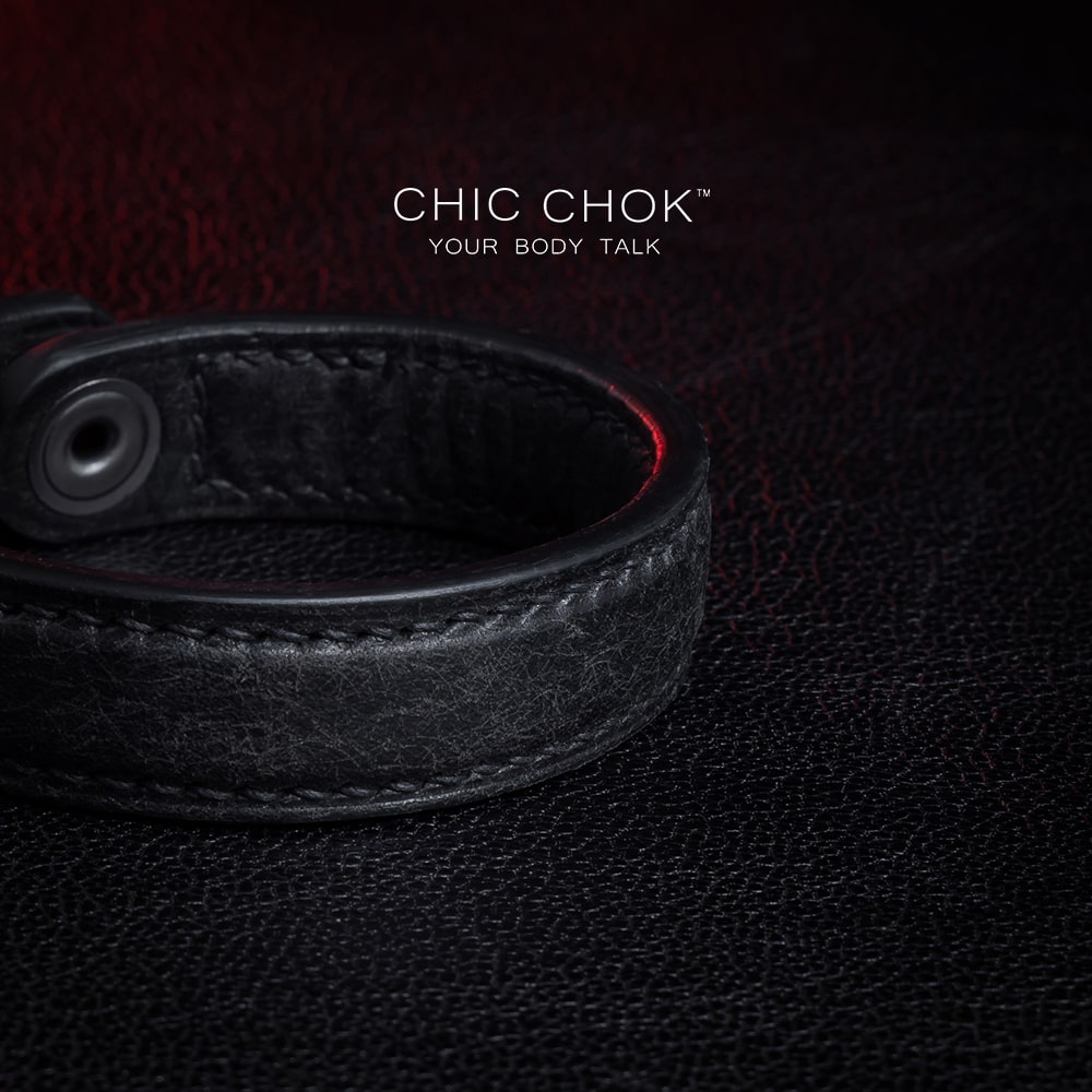 Italian vintage genuine leather bracelet, non-adjustable, available in multiple colors, matte black metal buckle, highlighting the low-key luxury style.