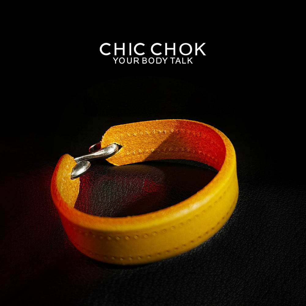 Handmade leather bracelets are worn by couples on dates and in daily life, quiet and luxurious