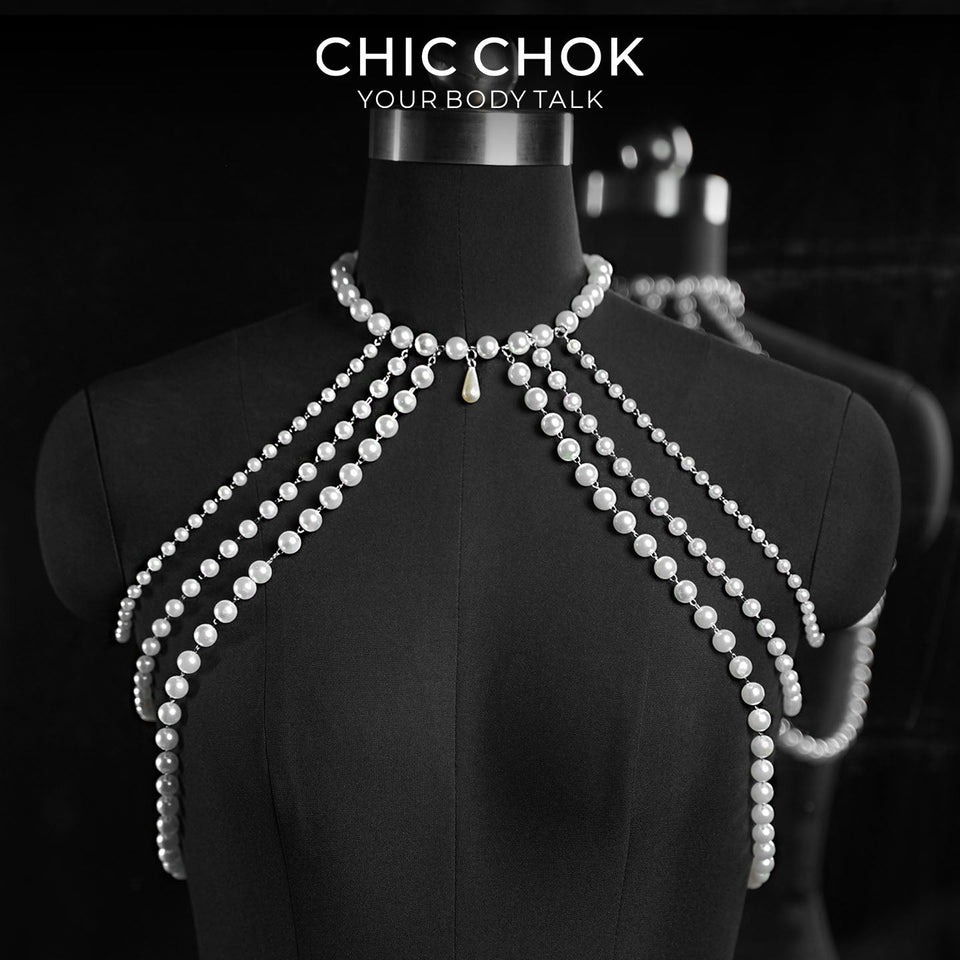 How to Wear a Body Chain With a Blazer Without Overdoing It