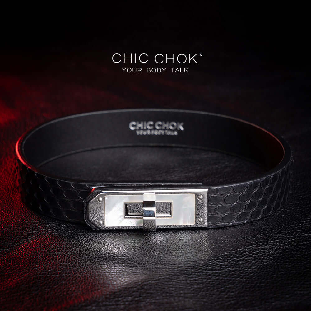 chicchok, black collar, white lock, python leather details for a luxurious style.
