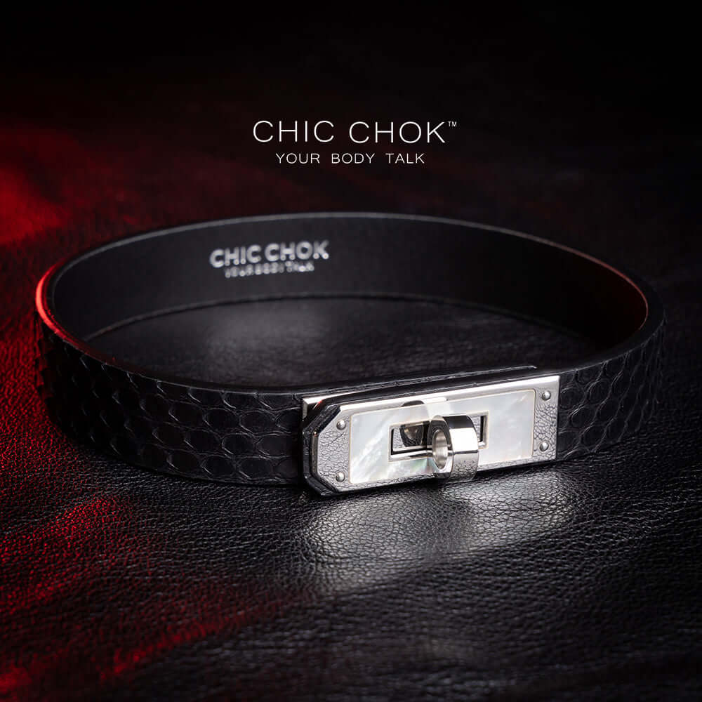 chicchok, black collar, white lock, python leather details for a luxurious style.