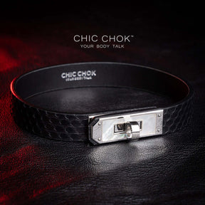 chicchok, black collar, white lock, python leather details for a luxurious style.
