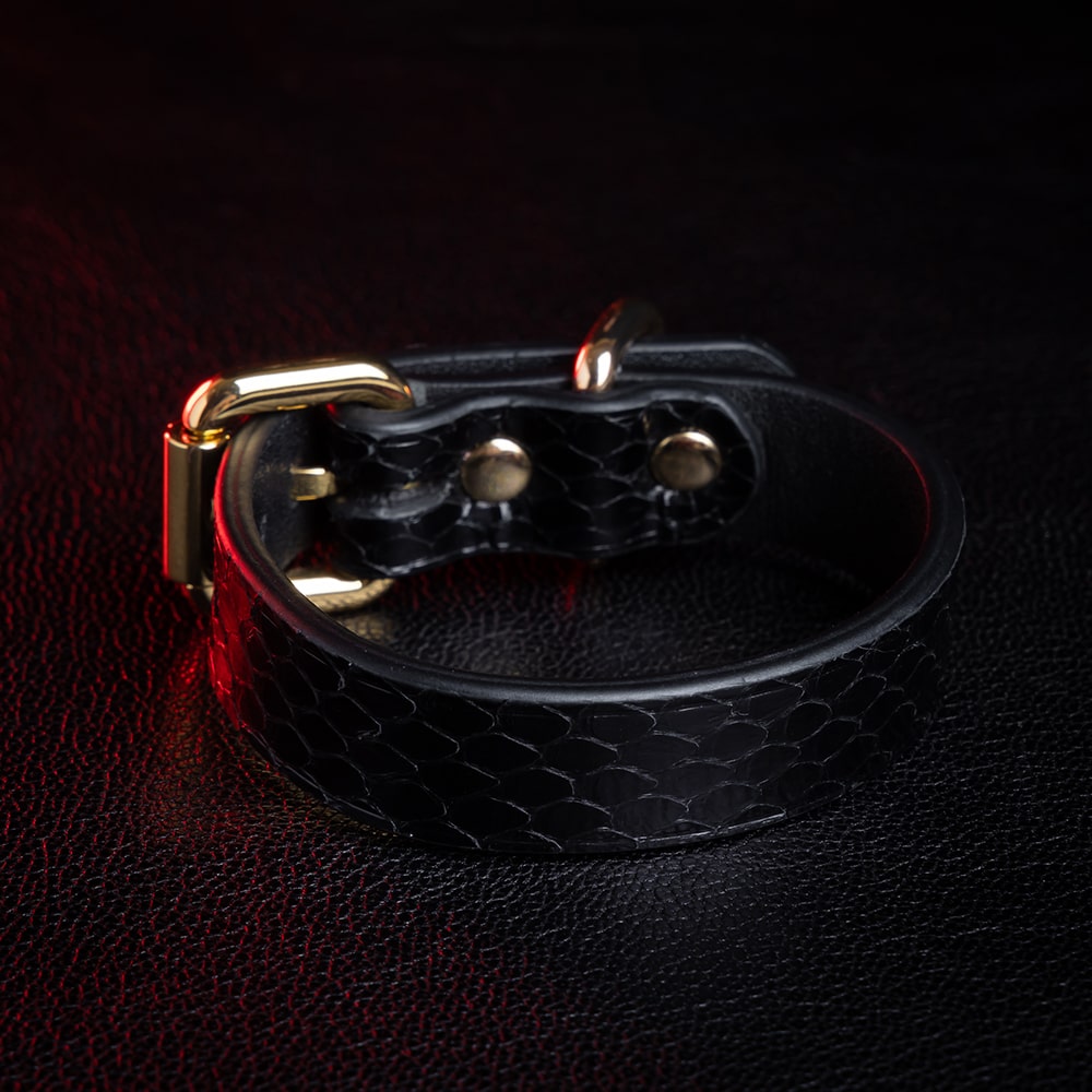 Genuine leather bracelets, available in a variety of colors, handmade.