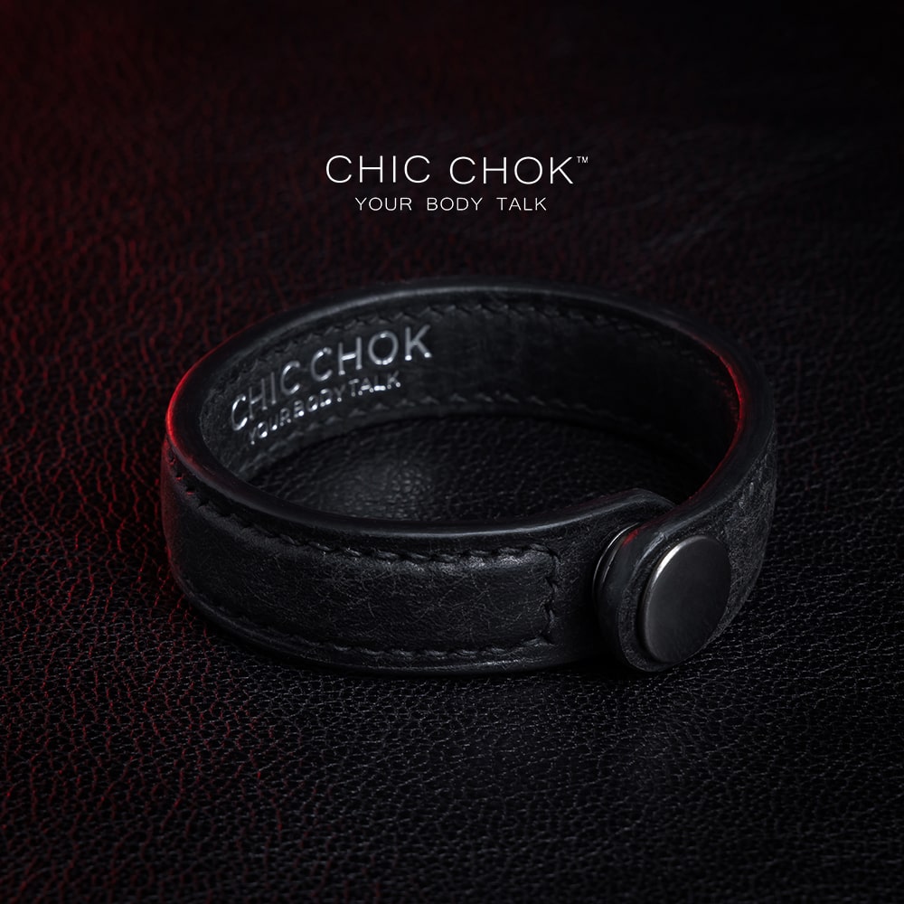 Italian vintage genuine leather bracelet, non-adjustable, available in multiple colors, matte black metal buckle, highlighting the low-key luxury style.
