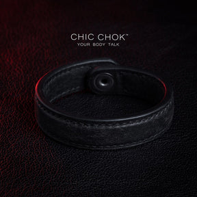 Italian vintage genuine leather bracelet, non-adjustable, available in multiple colors, matte black metal buckle, highlighting the low-key luxury style.