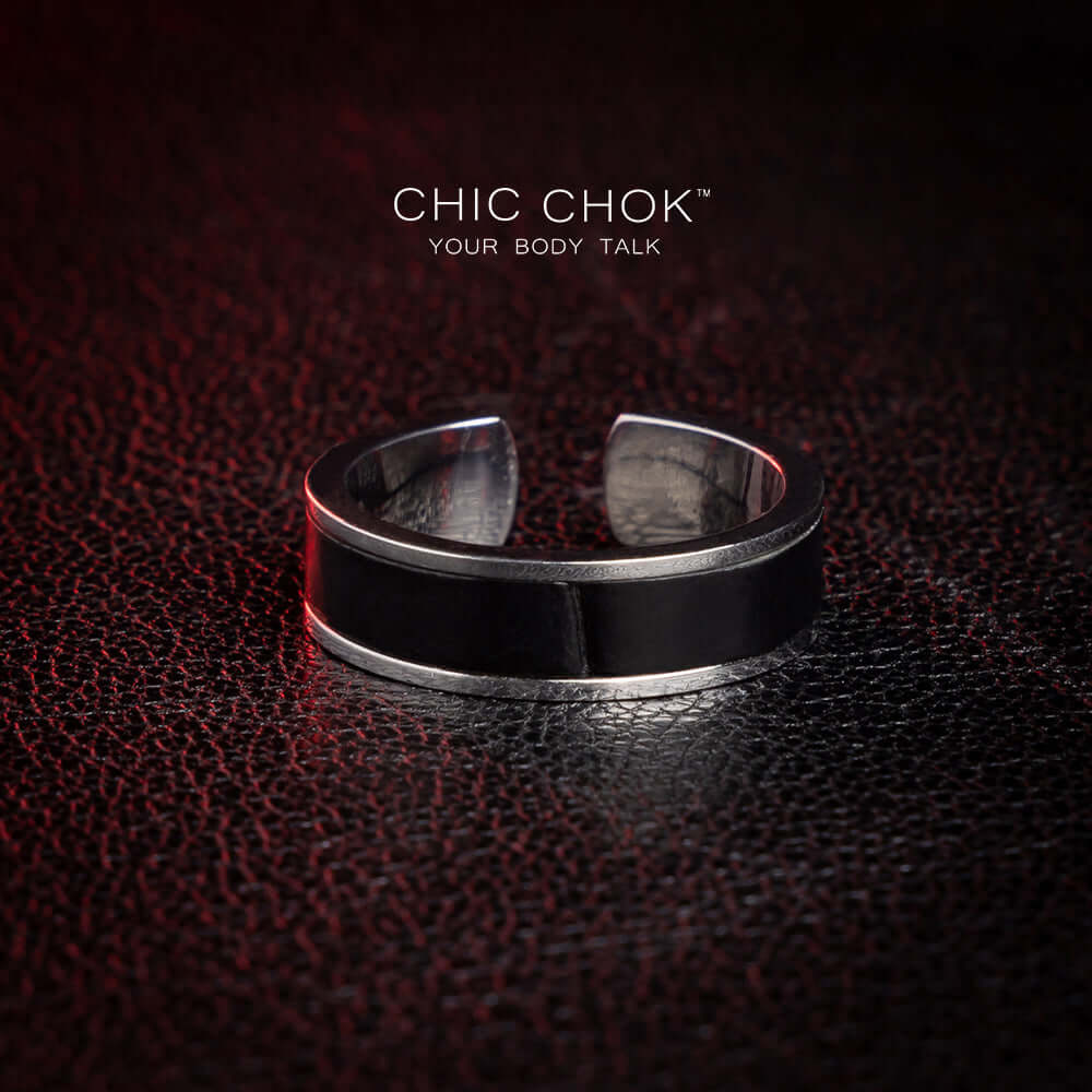 The chicchok black and silver color combination has a simple appearance and a fashionable style, and can be worn on a variety of occasions.