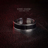 The chicchok black and silver color combination has a simple appearance and a fashionable style, and can be worn on a variety of occasions.