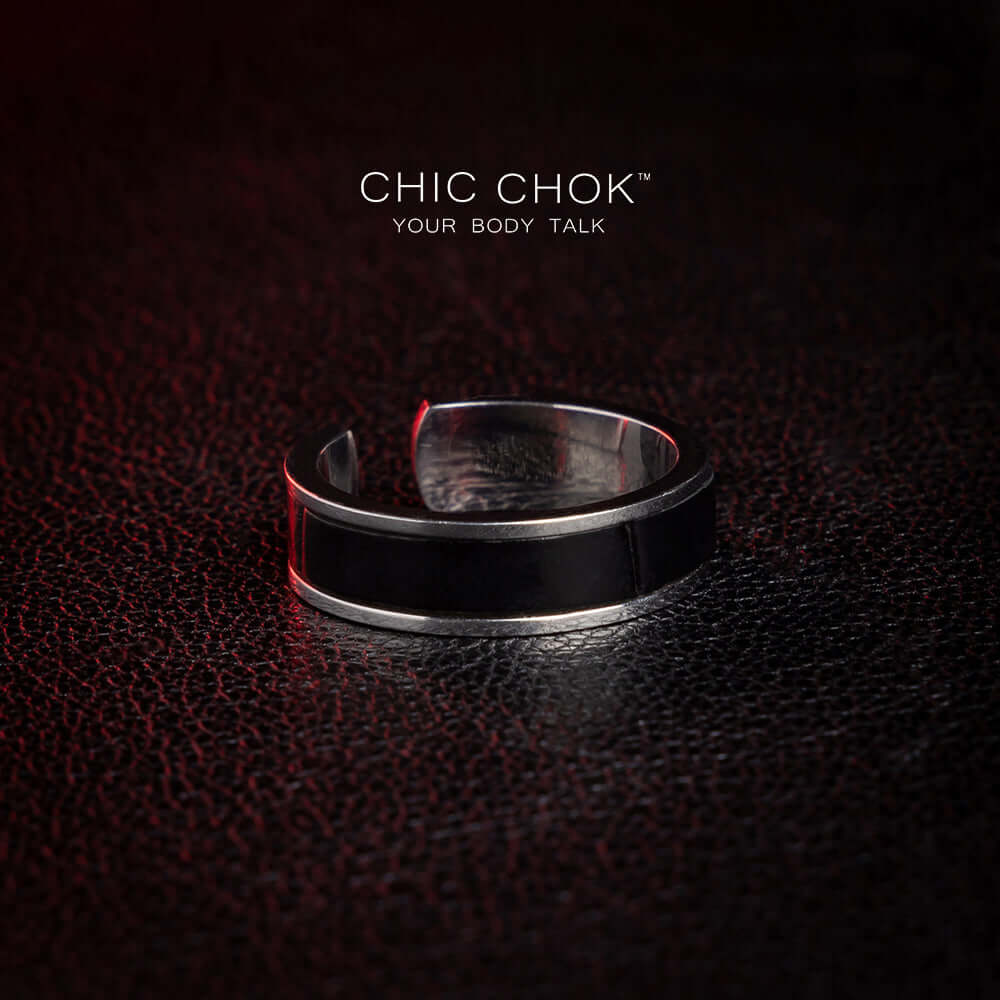 The chicchok black and silver color combination has a simple appearance and a fashionable style, and can be worn on a variety of occasions.