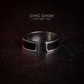 The chicchok black and silver color combination has a simple appearance and a fashionable style, and can be worn on a variety of occasions.
