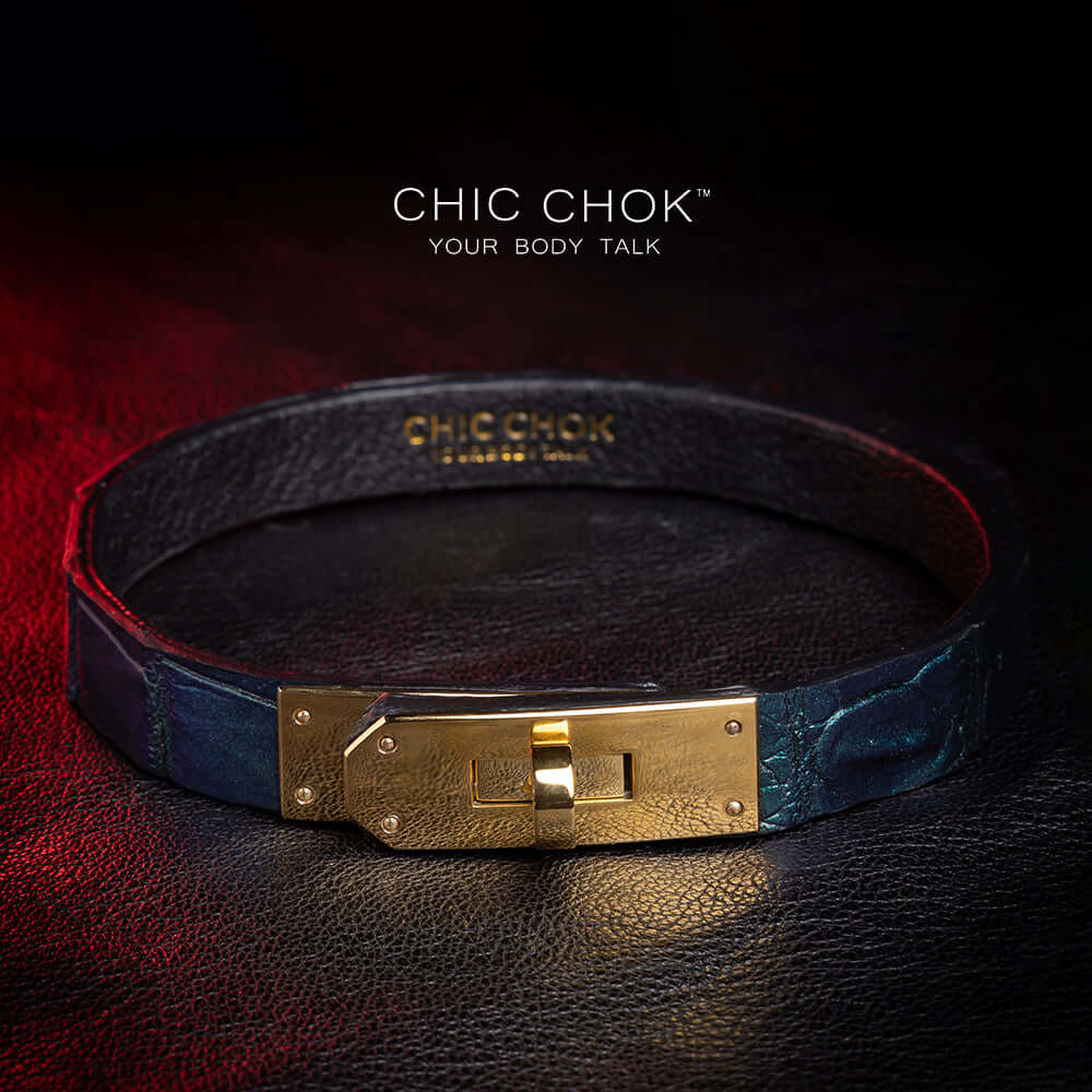 Deep green color, purple shimmering, large scale of the alligator hide, elegant gold locking buckle design, which can have a lock to lock up the collar. Lamb hide inside, friendly touching skin.