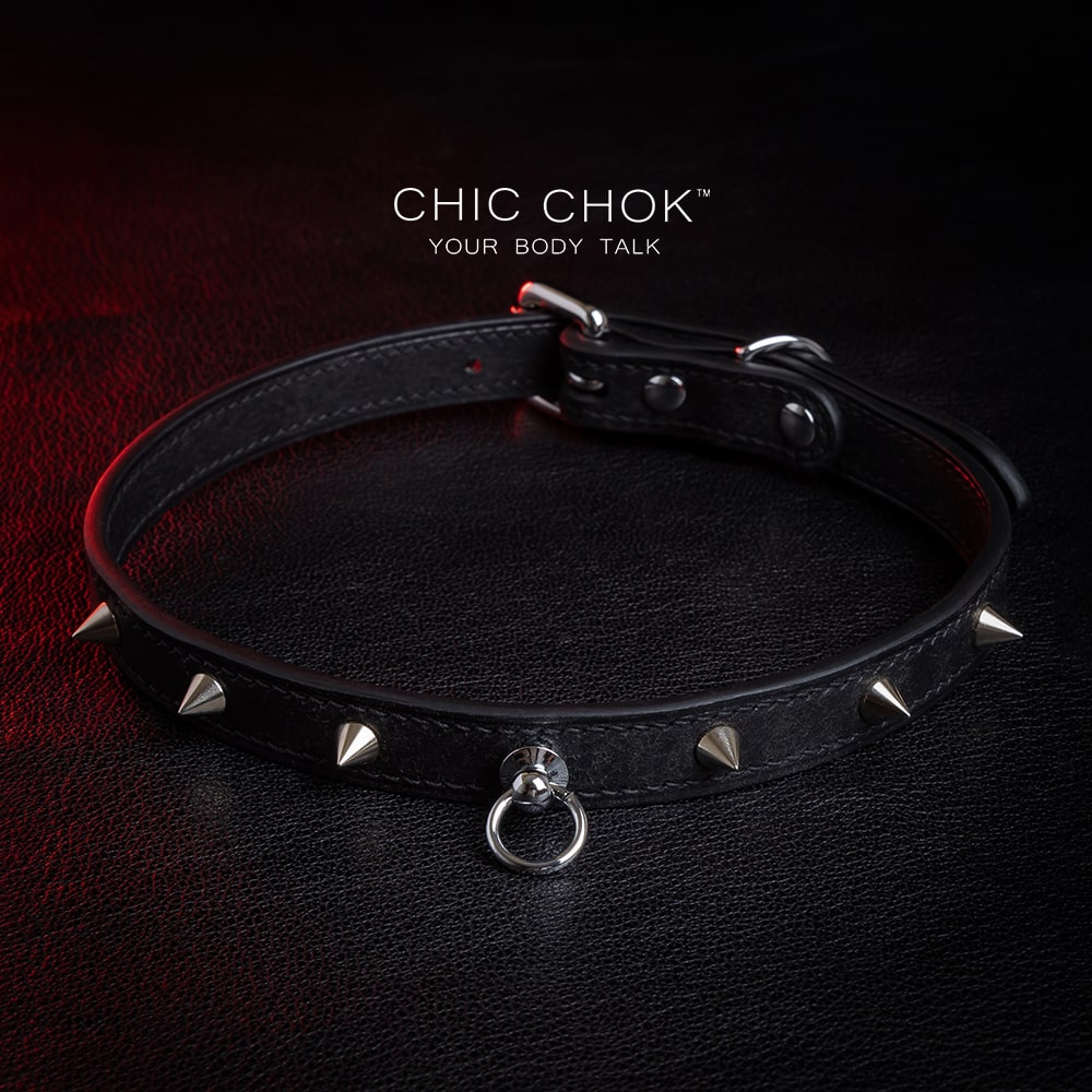 The black leather collar, decorated with silver spikes and small rings, highlights the punk style and is suitable for personalized daily wear and unique styling needs.