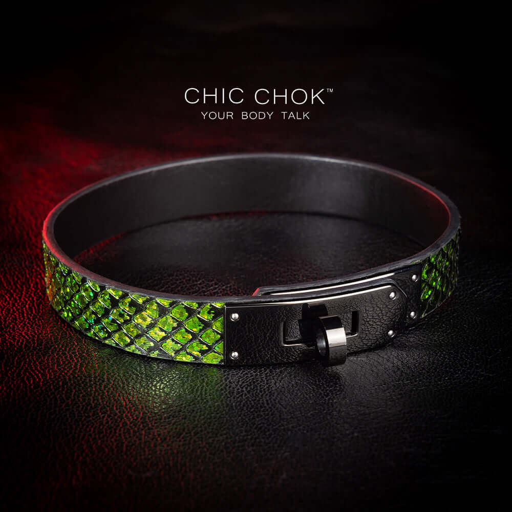 Medusa’s Kiss chicchok handcrafted leather choker featuring a striking green-scaled design with a sleek black clasp. Perfect for bold and edgy fashion statements.