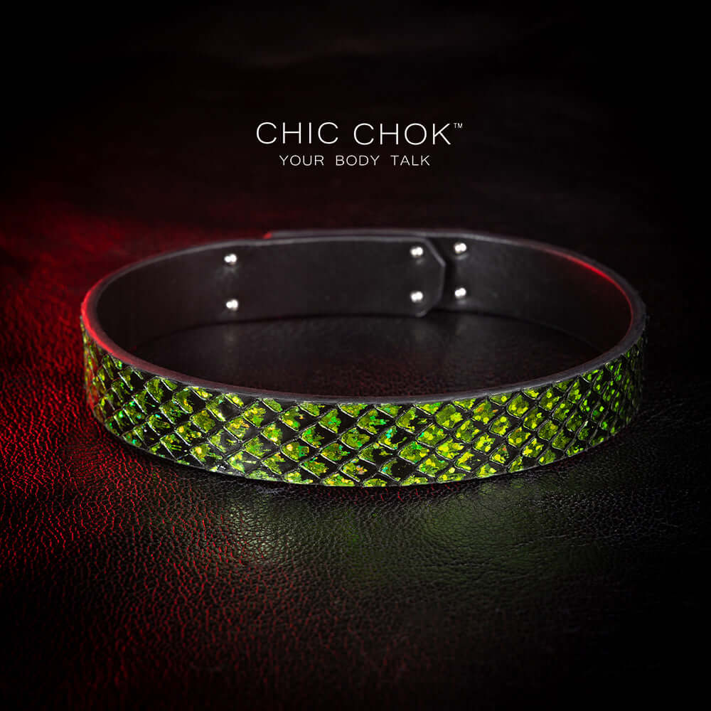 Medusa’s Kiss chicchok handcrafted leather choker featuring a striking green-scaled design with a sleek black clasp. Perfect for bold and edgy fashion statements.