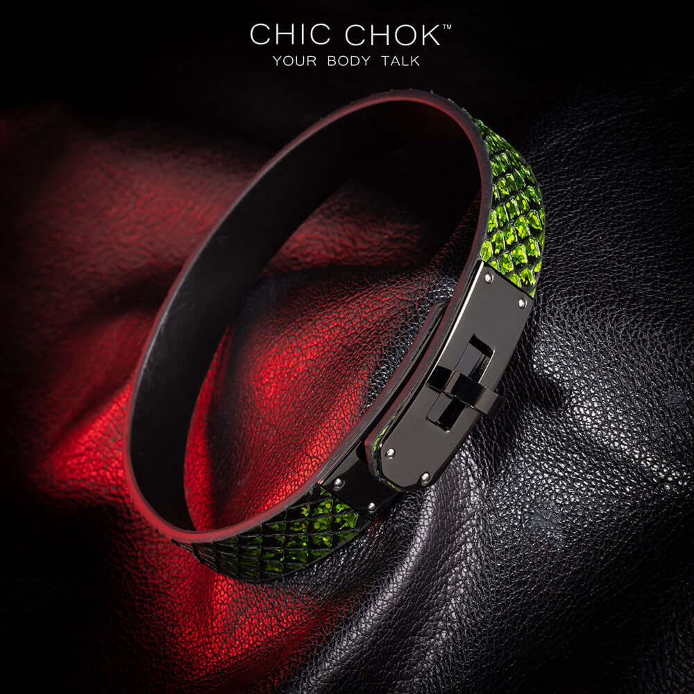 Medusa’s Kiss chicchok handcrafted leather choker featuring a striking green-scaled design with a sleek black clasp. Perfect for bold and edgy fashion statements.
