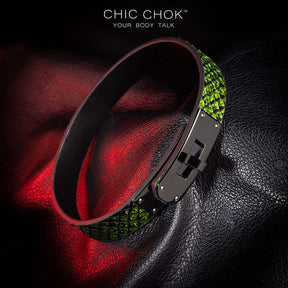 Medusa’s Kiss chicchok handcrafted leather choker featuring a striking green-scaled design with a sleek black clasp. Perfect for bold and edgy fashion statements.