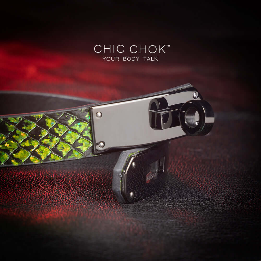 Medusa’s Kiss chicchok handcrafted leather choker featuring a striking green-scaled design with a sleek black clasp. Perfect for bold and edgy fashion statements.