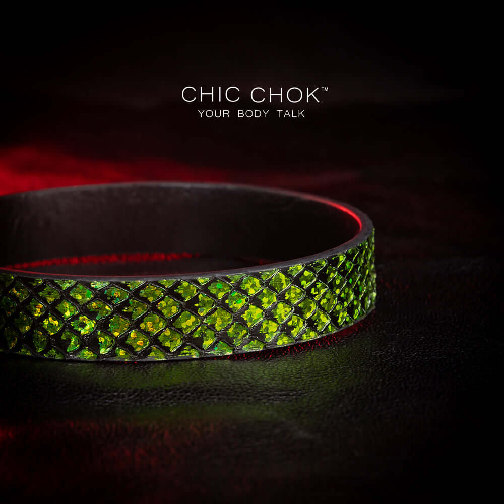 Medusa’s Kiss chicchok handcrafted leather choker featuring a striking green-scaled design with a sleek black clasp. Perfect for bold and edgy fashion statements.