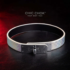 chicchok Quain - Collar chicchok iridescent python leather with metallic silver clasp, suitable for pairing with high-end white clothes, wearing it will have reflective colorful colors