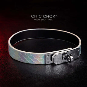 chicchok Quain - Collar chicchok iridescent python leather with metallic silver clasp, suitable for pairing with high-end white clothes, wearing it will have reflective colorful colors