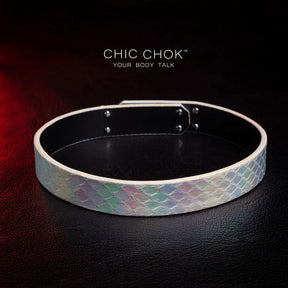 chicchok Quain - Collar chicchok iridescent python leather with metallic silver clasp, suitable for pairing with high-end white clothes, wearing it will have reflective colorful colors