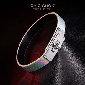 chicchok Quain - Collar chicchok iridescent python leather with metallic silver clasp, suitable for pairing with high-end white clothes, wearing it will have reflective colorful colors