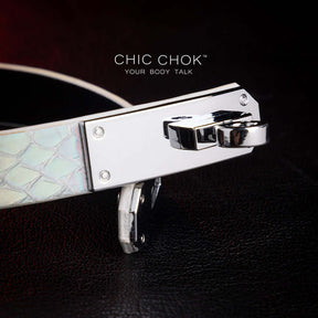 chicchok Quain - Collar chicchok iridescent python leather with metallic silver clasp, suitable for pairing with high-end white clothes, wearing it will have reflective colorful colors