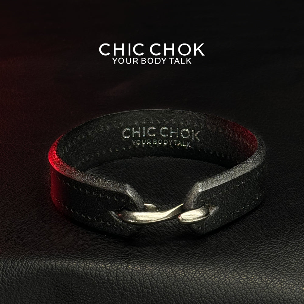 Handmade leather bracelets are worn by couples on dates and in daily life, quiet and luxurious
