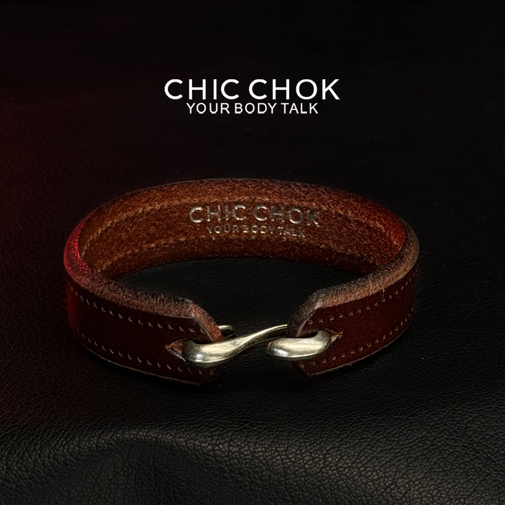 Handmade leather bracelets are worn by couples on dates and in daily life, quiet and luxurious