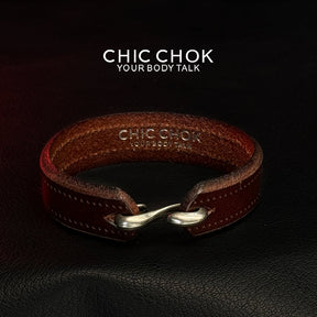 Handmade leather bracelets are worn by couples on dates and in daily life, quiet and luxurious