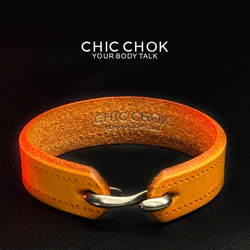 Handmade leather bracelets are worn by couples on dates and in daily life, quiet and luxurious