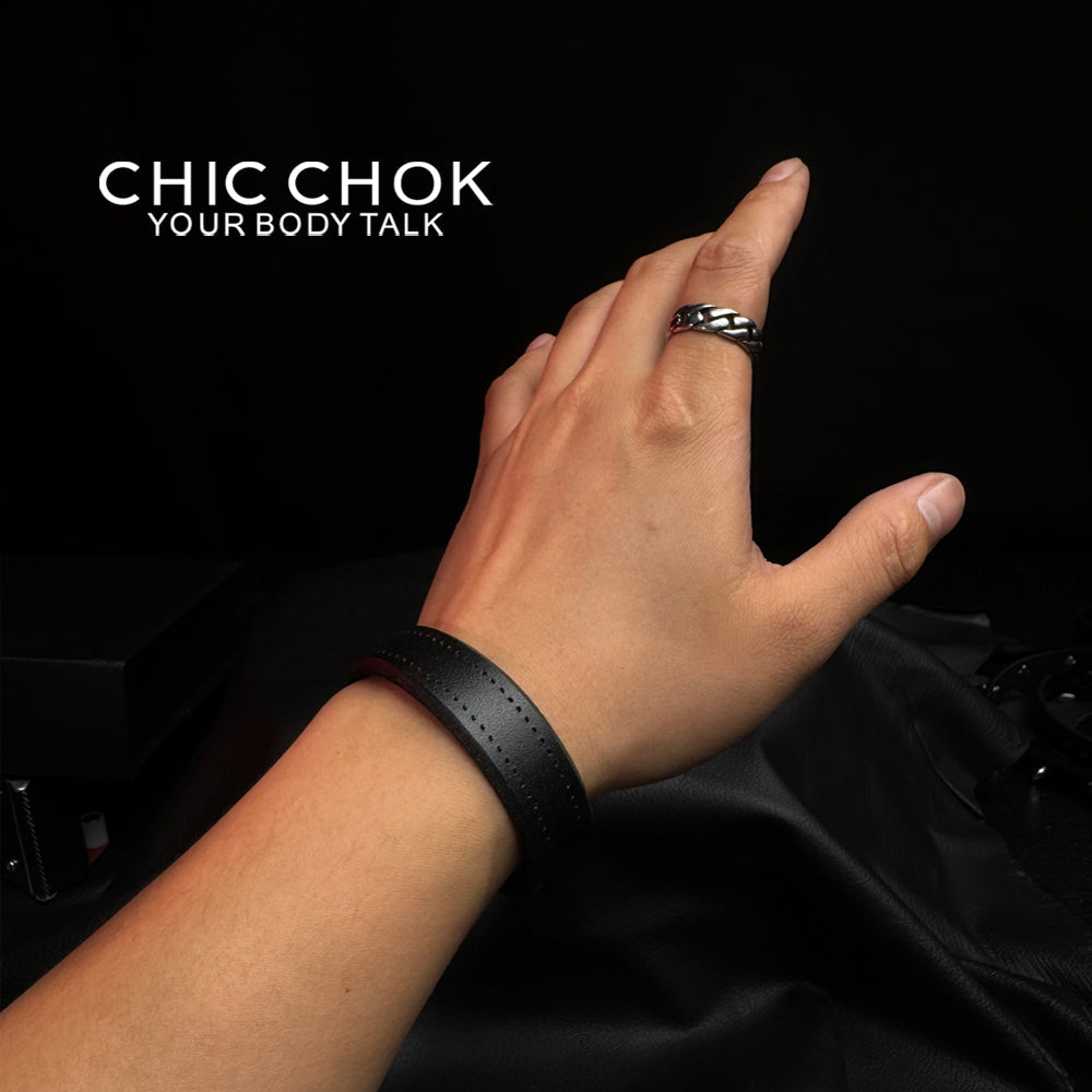 Handmade leather bracelets are worn by couples on dates and in daily life, quiet and luxurious