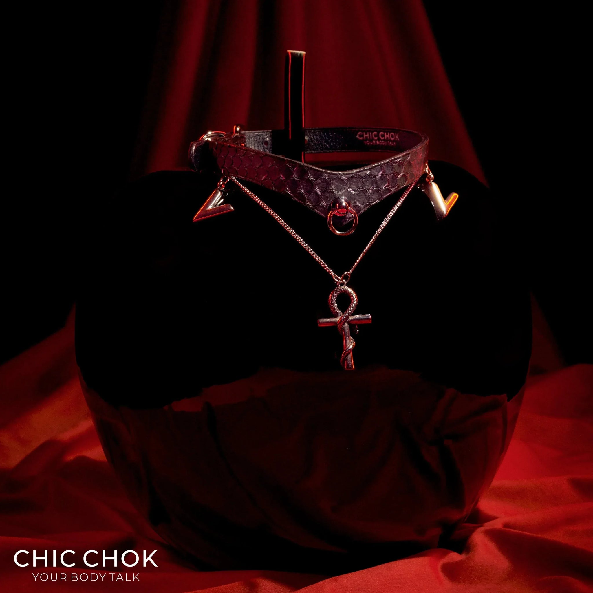 CHICCHOK [Victorian Queen High-end Choker] V-Neck Design, Python Texture, Original Fashion Adjustable Leather Choker Necklace - CHICCHOK - 